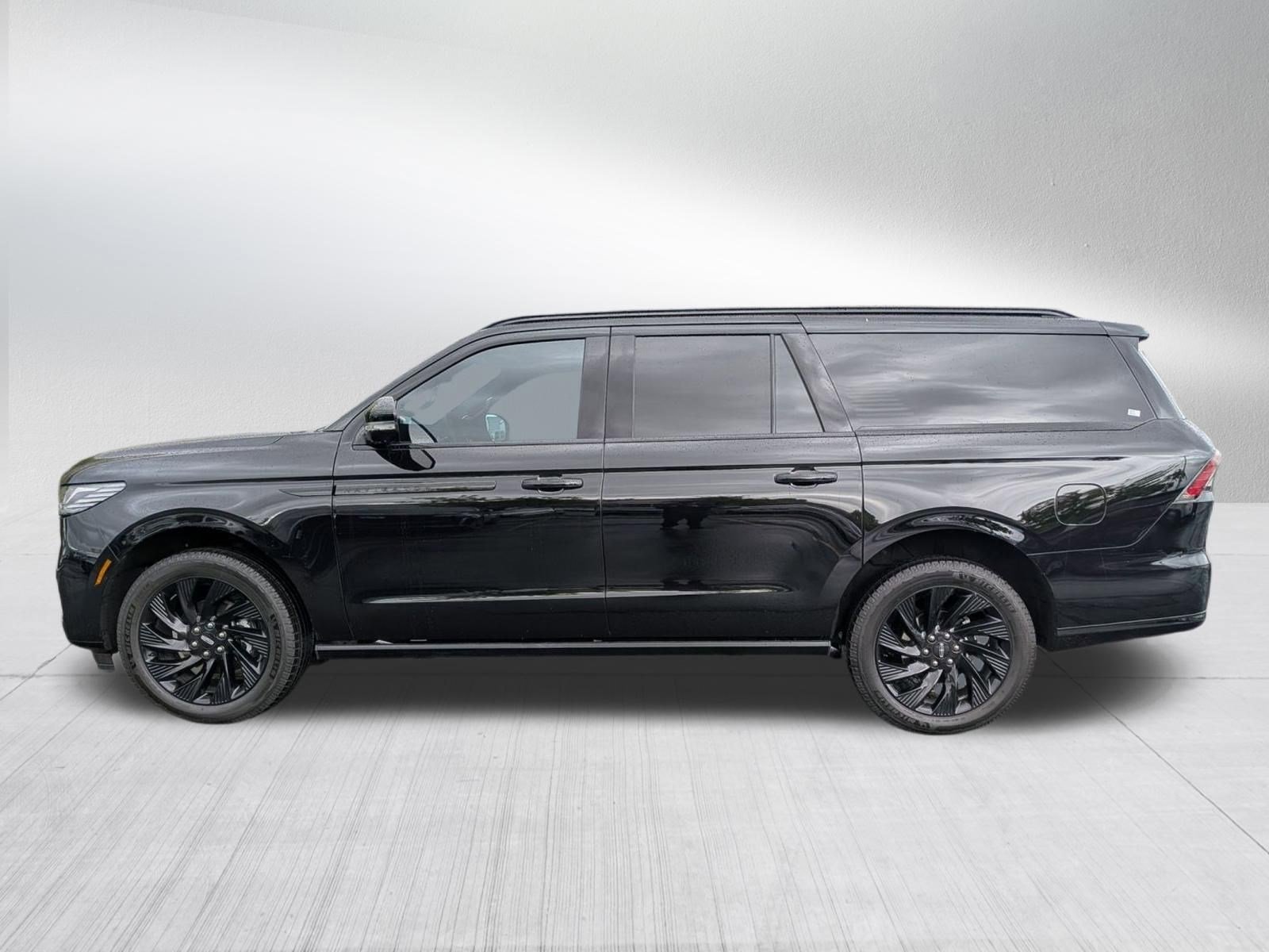 Used 2026 Lincoln Navigator L Reserve w/ Jet Appearance Package image 3