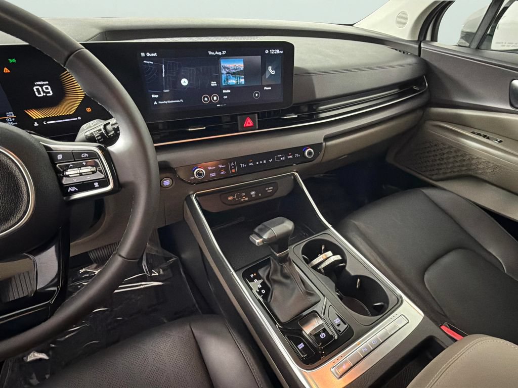 Used 2025 Kia Carnival EX FWD image 19