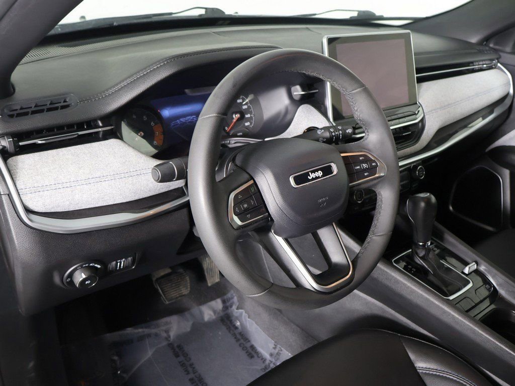 Used 2023 Jeep Compass Latitude image 24