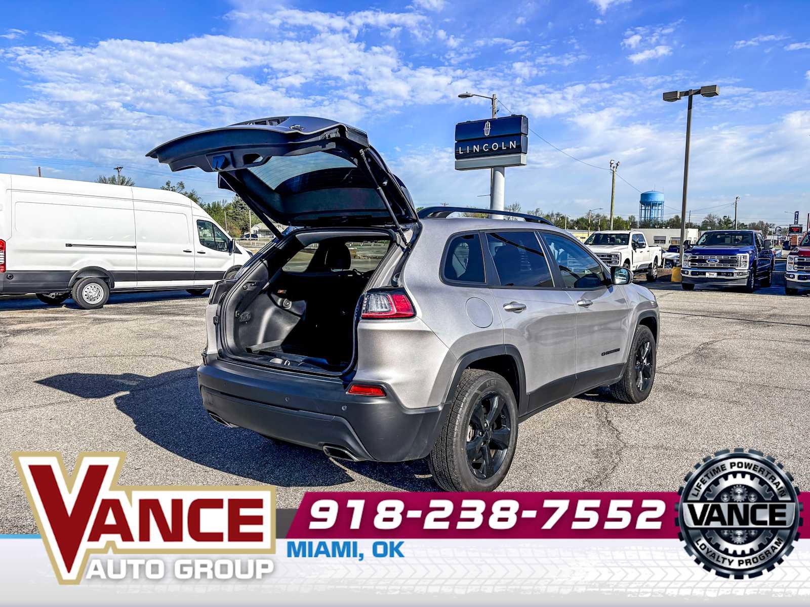Used 2019 Jeep Cherokee Latitude Plus AWD/4WD image 16