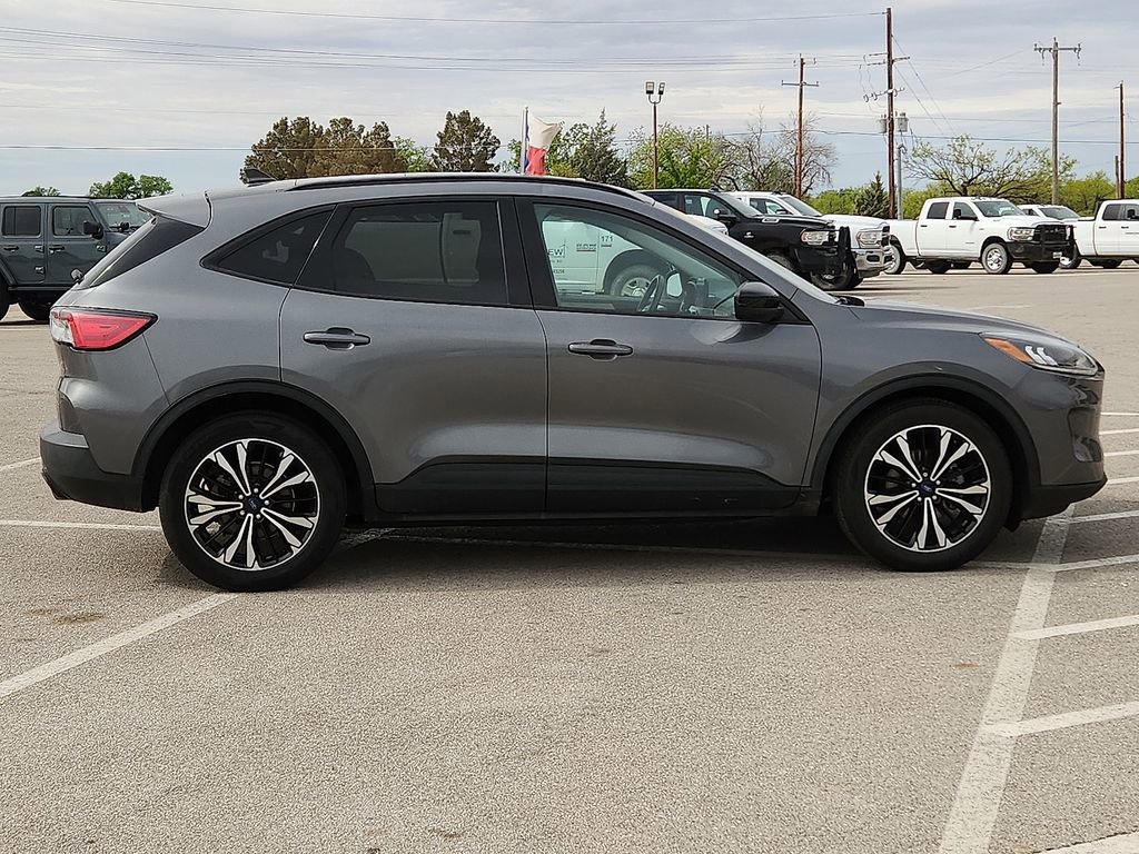 Used 2022 Ford Escape SE w/ SE Sport Appearance Package image 5