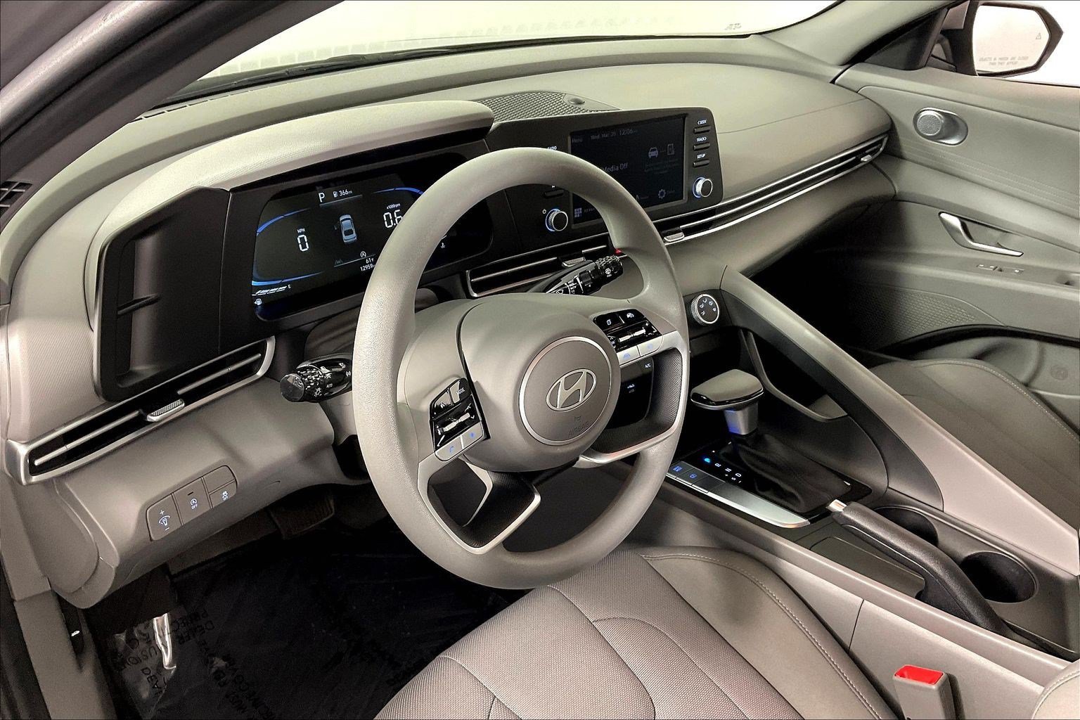 Used 2025 Hyundai Elantra SE FWD image 16