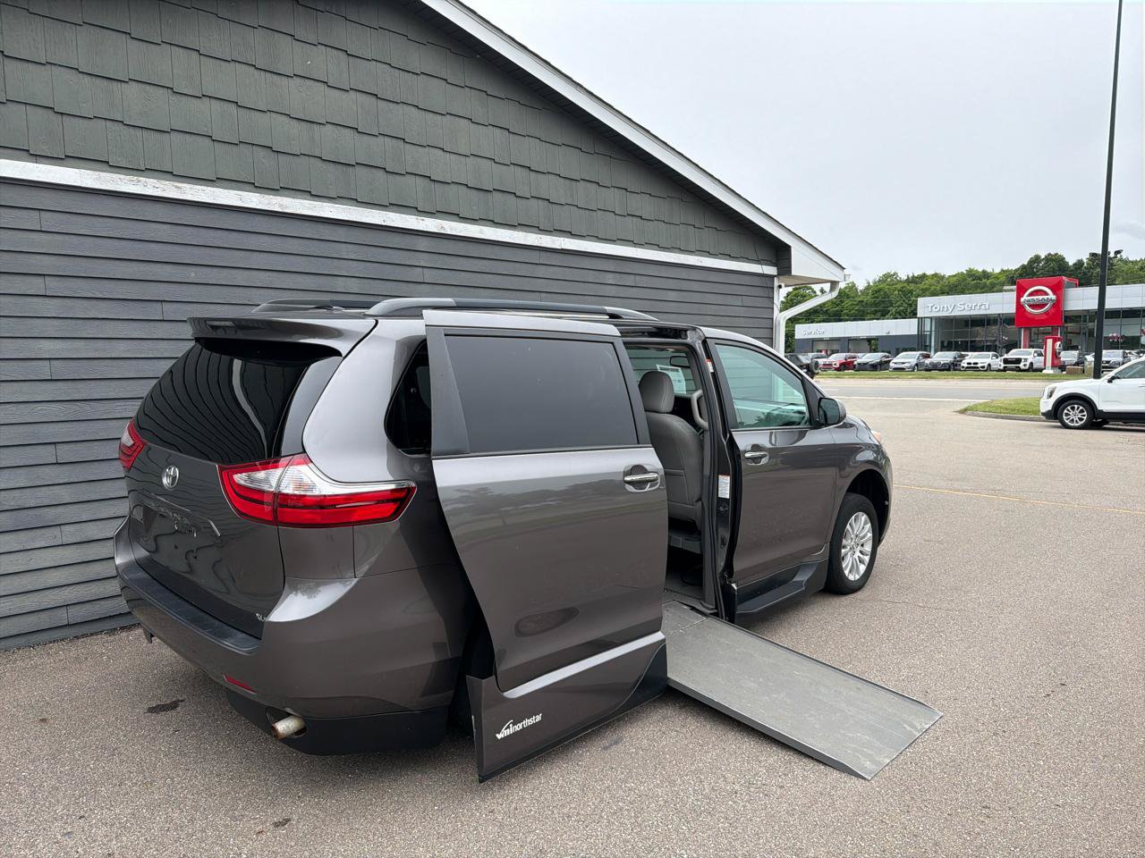 Used 2017 Toyota Sienna XLE FWD image 5