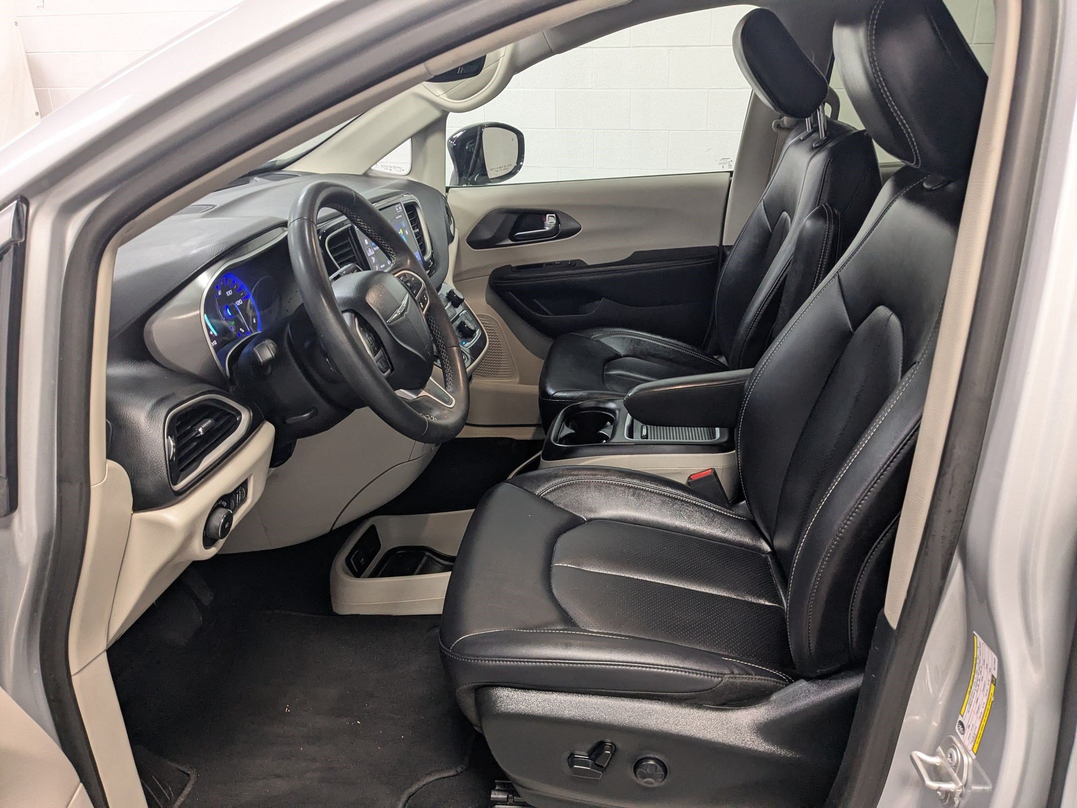 Used 2024 Chrysler Pacifica Touring-L FWD image 19