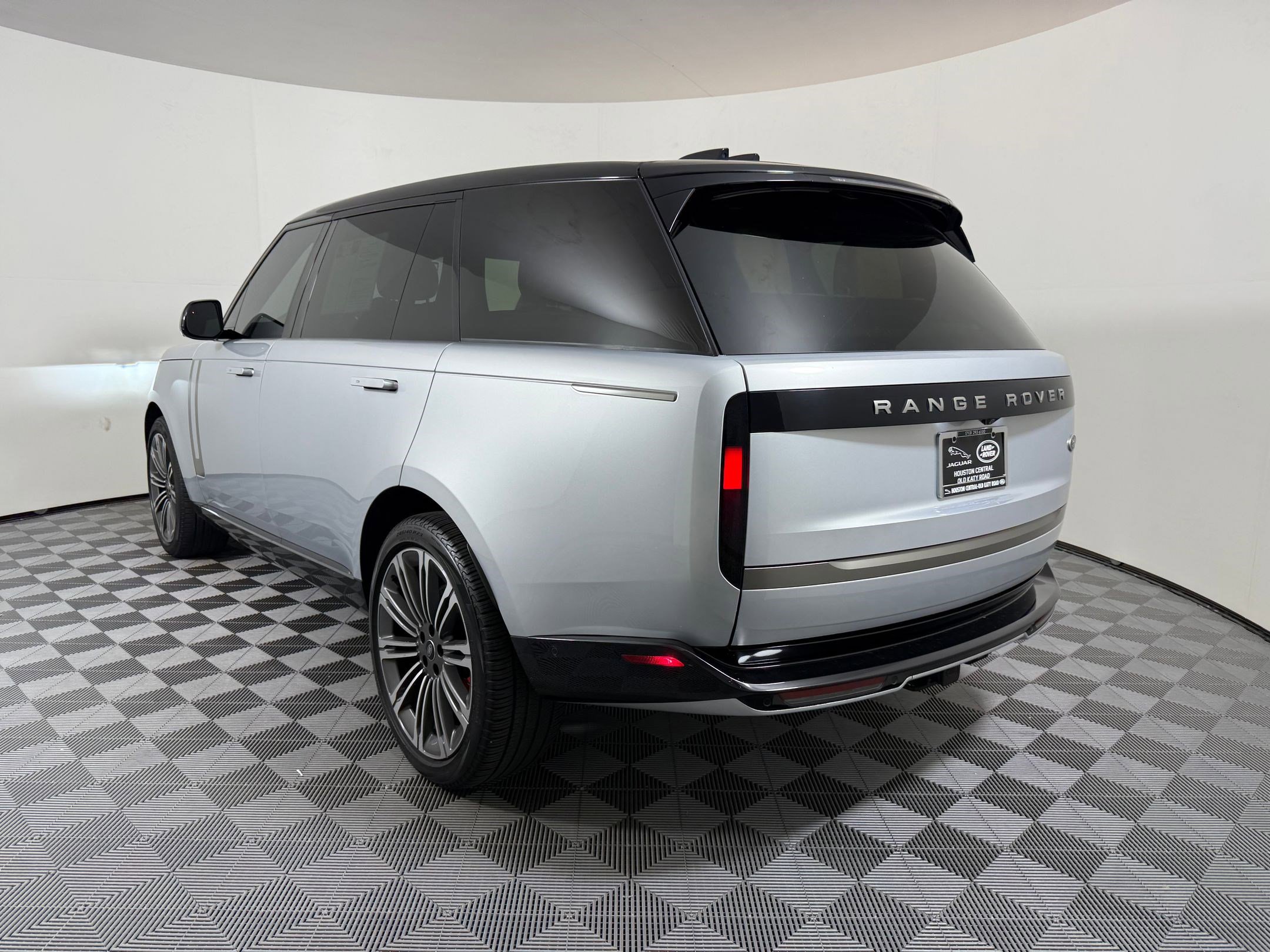 Used 2023 Land Rover Range Rover Long Wheelbase SE image 3