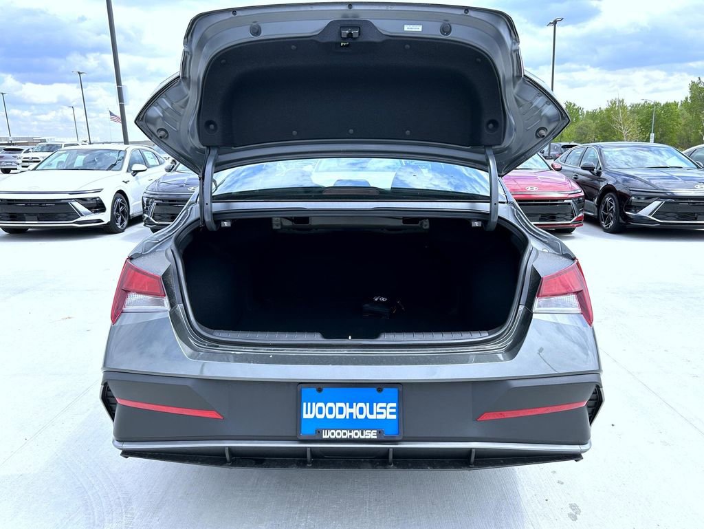New 2026 Hyundai Elantra Sport FWD image 21