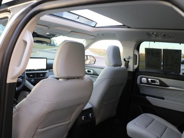 Used 2025 Ford Explorer Platinum w/ LUX Leather Package image 15