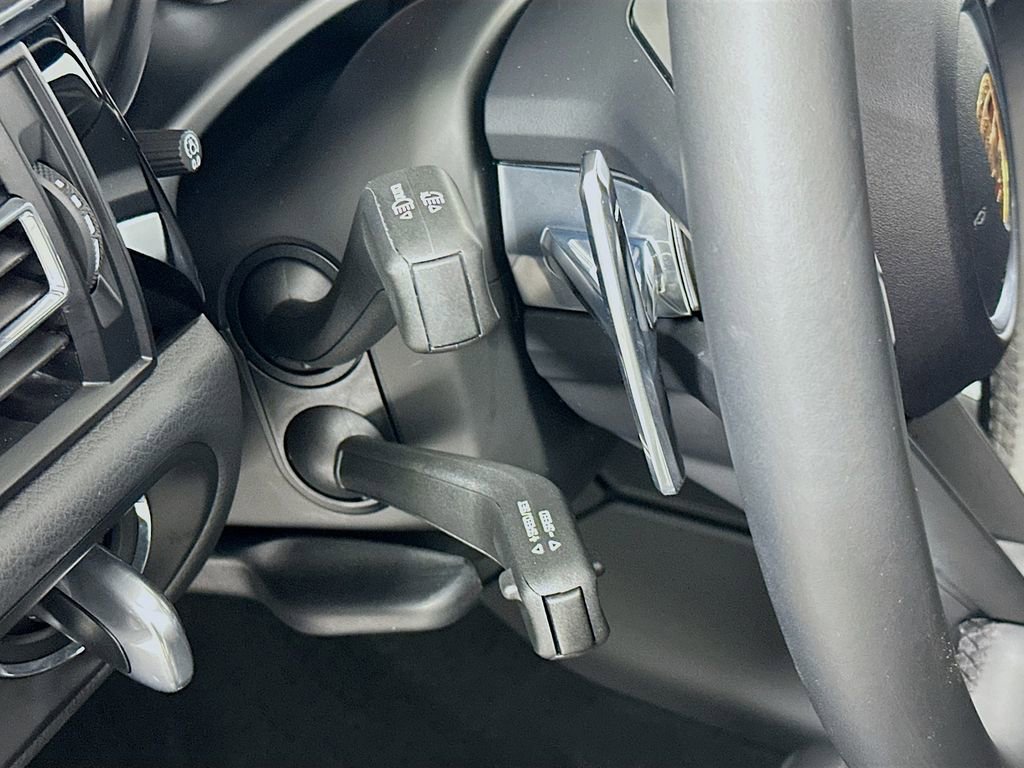 Certified 2024 Porsche Macan image 11