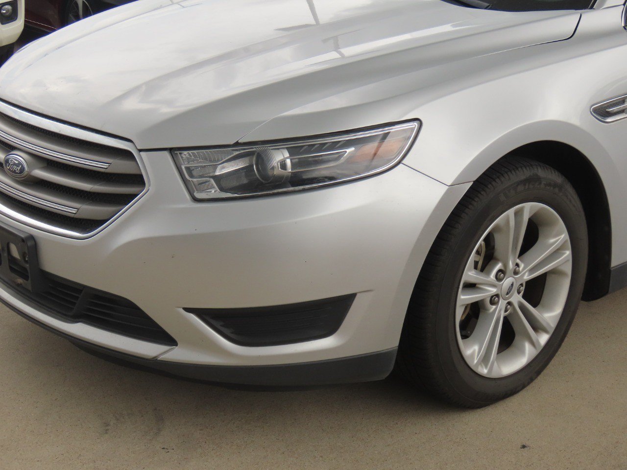 Used 2017 Ford Taurus SE FWD image 3