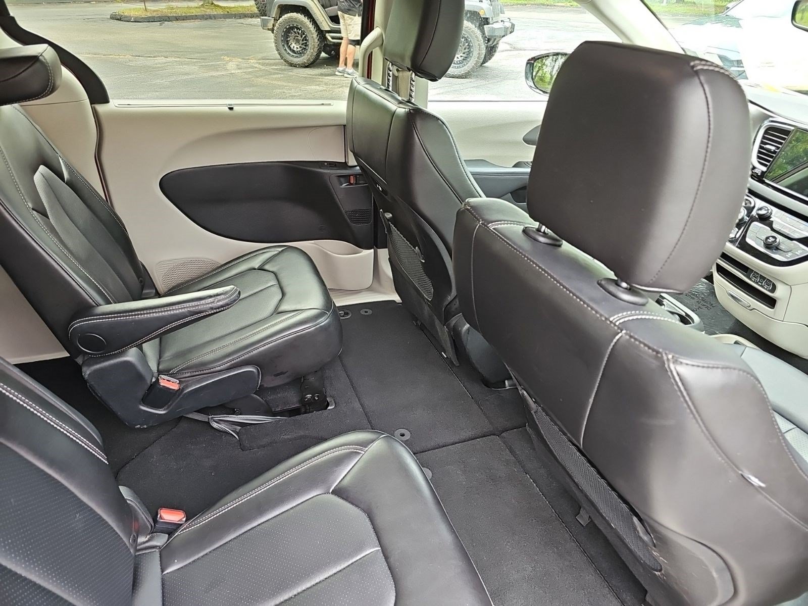 Used 2024 Chrysler Pacifica Touring-L FWD image 16