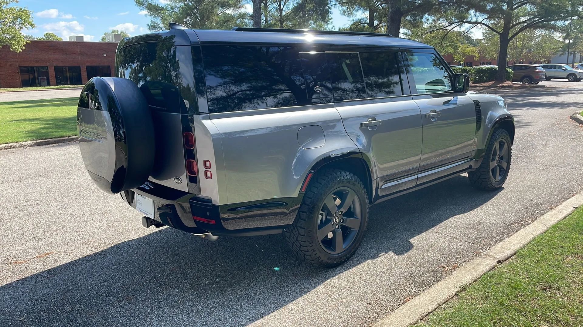 Used 2023 Land Rover Defender 130 X-Dynamic SE image 4