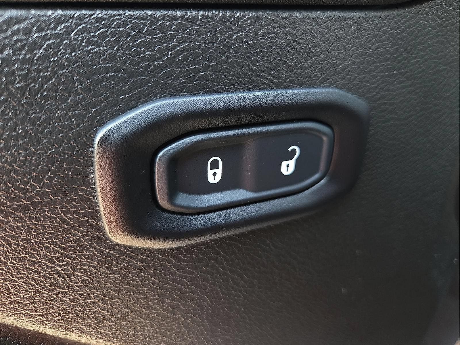 Used 2025 Jeep Wrangler Unlimited Sport AWD/4WD image 15