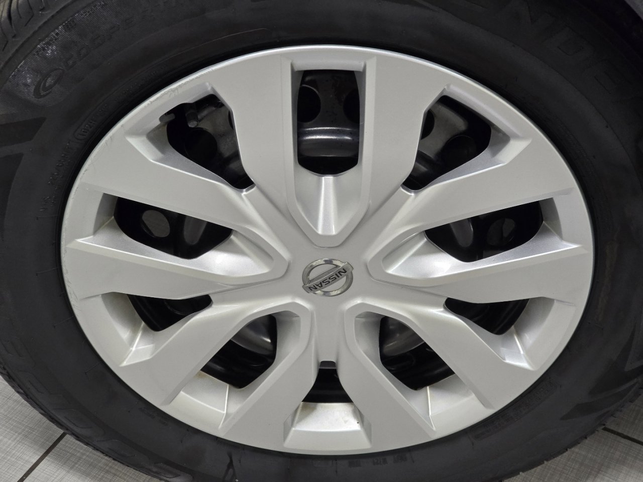 Used 2018 Nissan Rogue S image 8