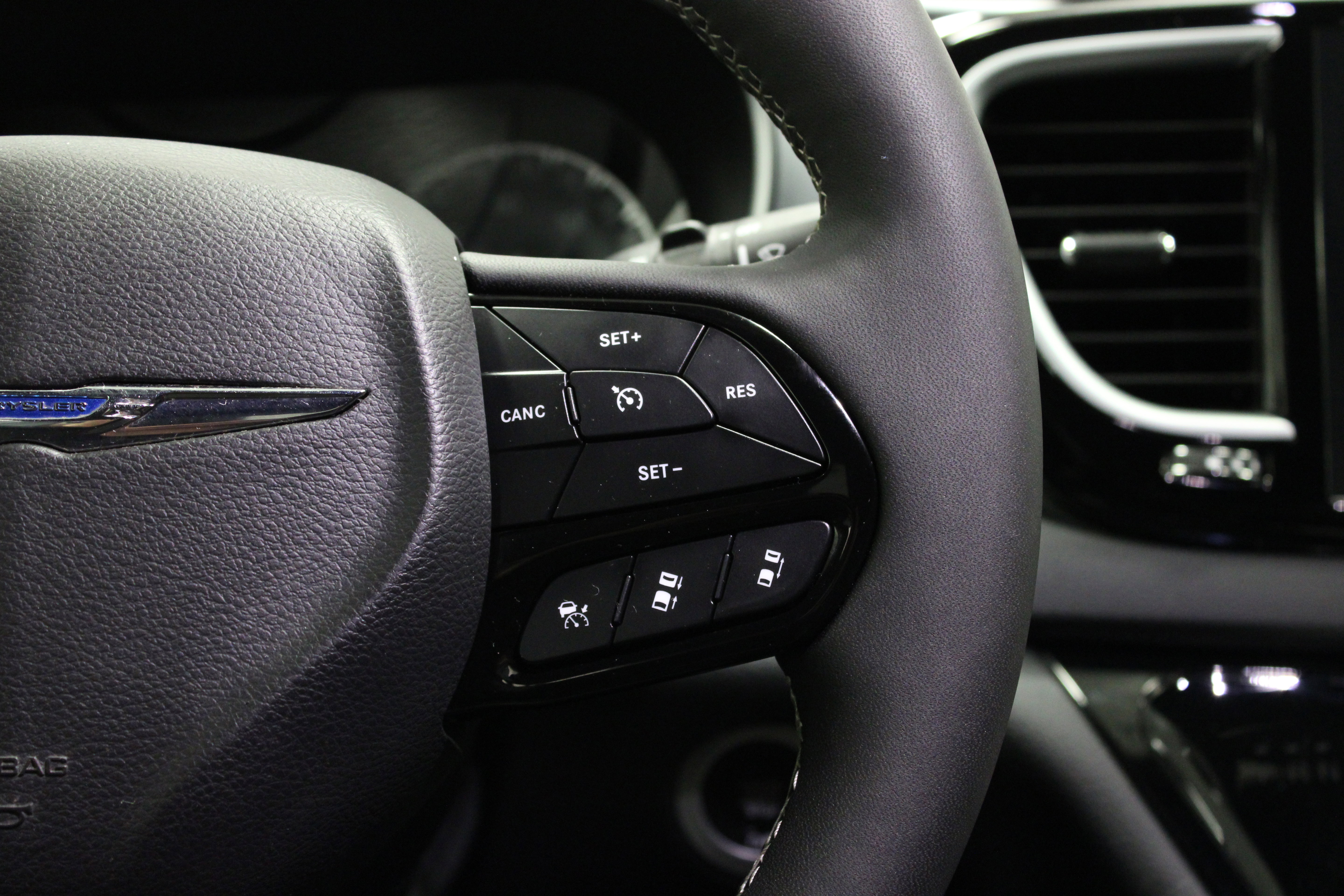 Used 2026 Chrysler Pacifica Limited w/ S Appearance Package FWD image 24