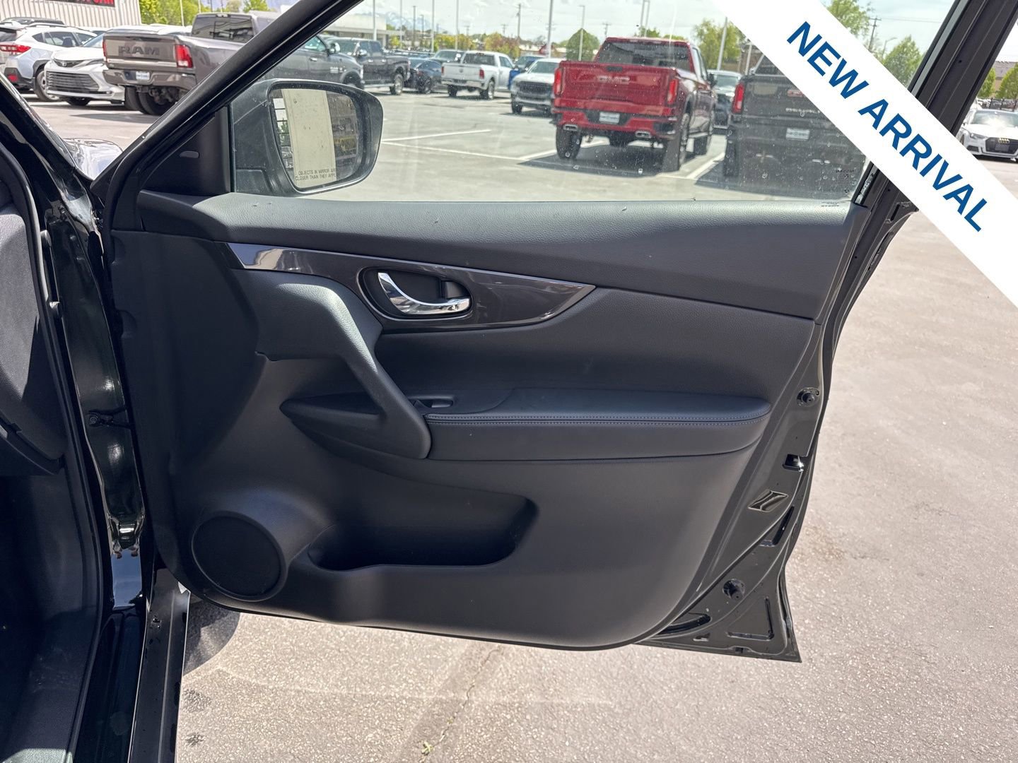 Used 2020 Nissan Rogue SV image 10