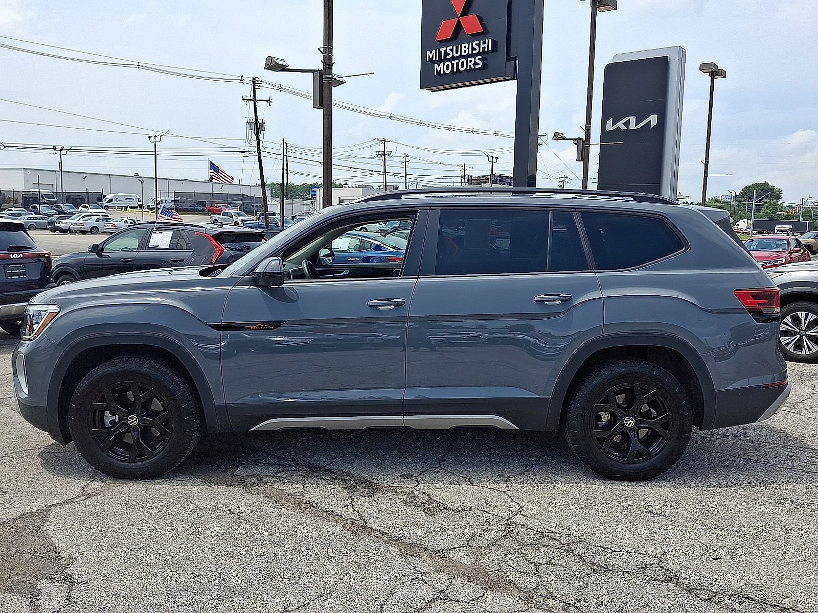 Used 2024 Volkswagen Atlas Peak Edition SE AWD/4WD image 4
