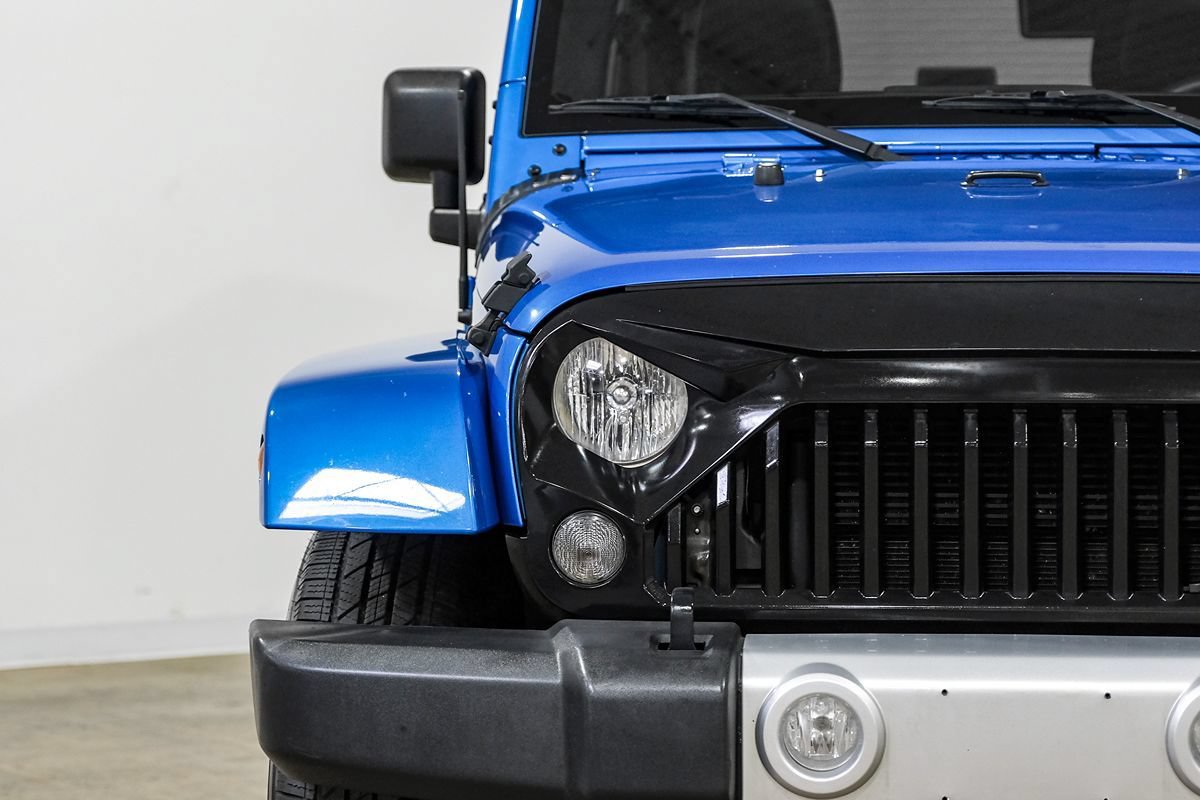 Used 2015 Jeep Wrangler Unlimited Sahara w/ Connectivity Group AWD/4WD image 40