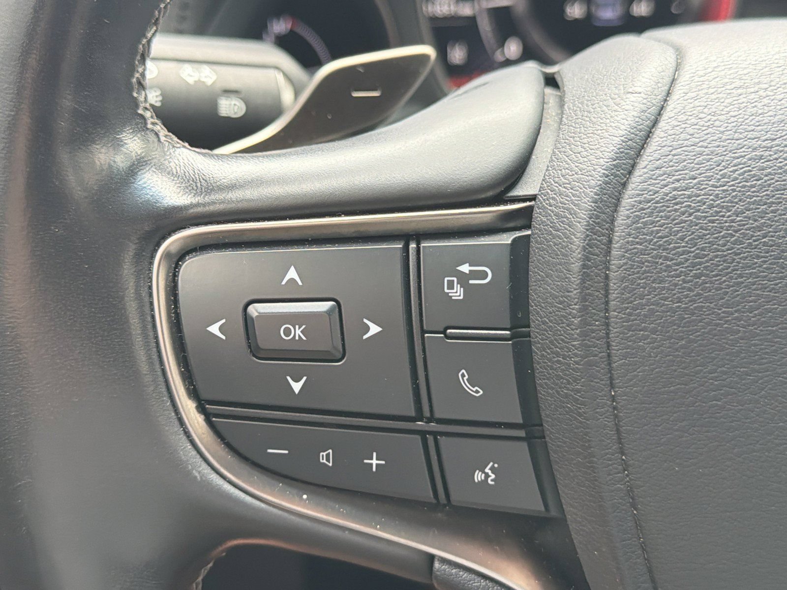 Used 2023 Lexus LS 500 w/ Accessory Package (Z2) RWD image 30