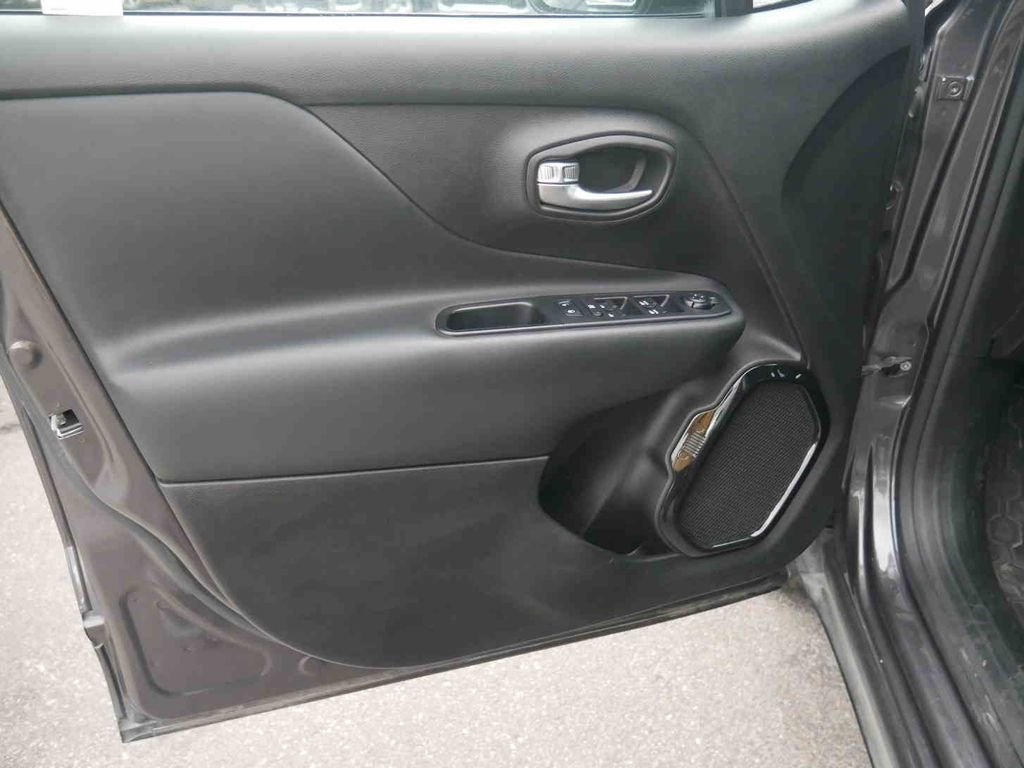 Used 2017 Jeep Renegade Altitude AWD/4WD image 22