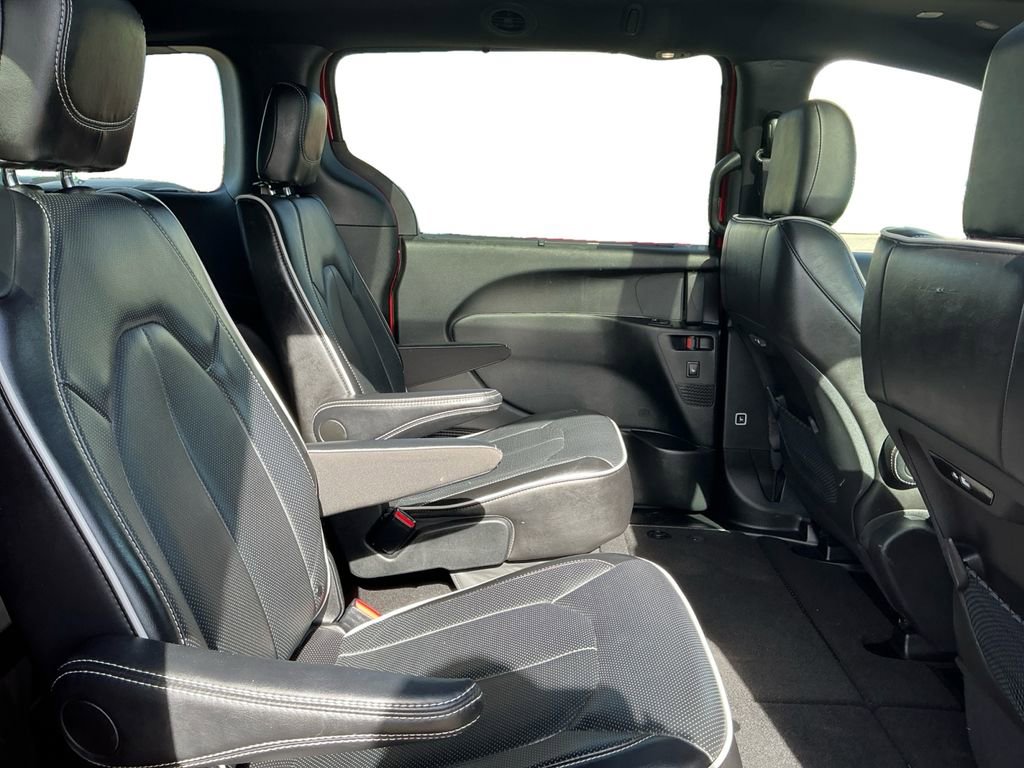 Used 2025 Chrysler Pacifica Limited image 20