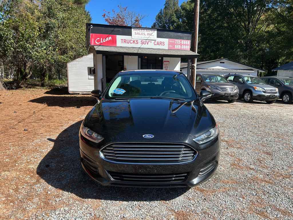 Used 2015 Ford Fusion SE image 2