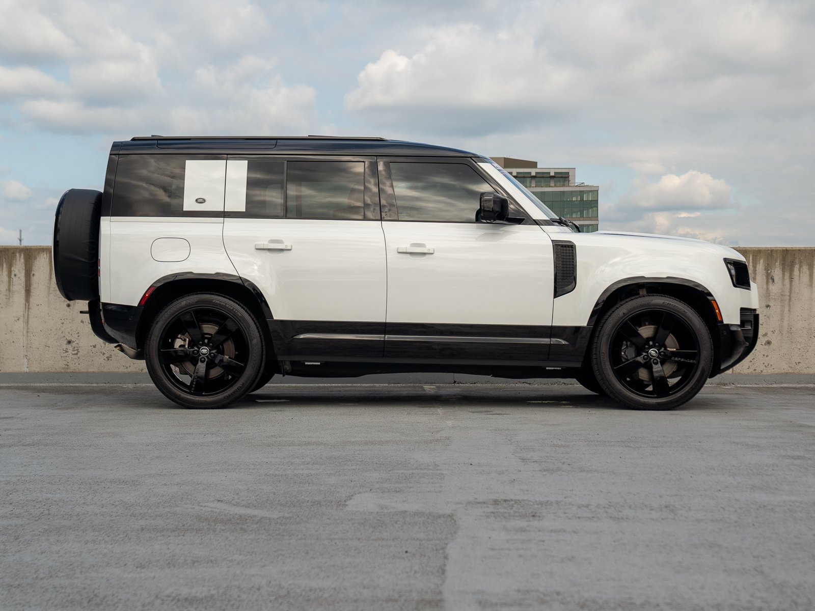 Used 2024 Land Rover Defender 110 X-Dynamic SE AWD/4WD image 6
