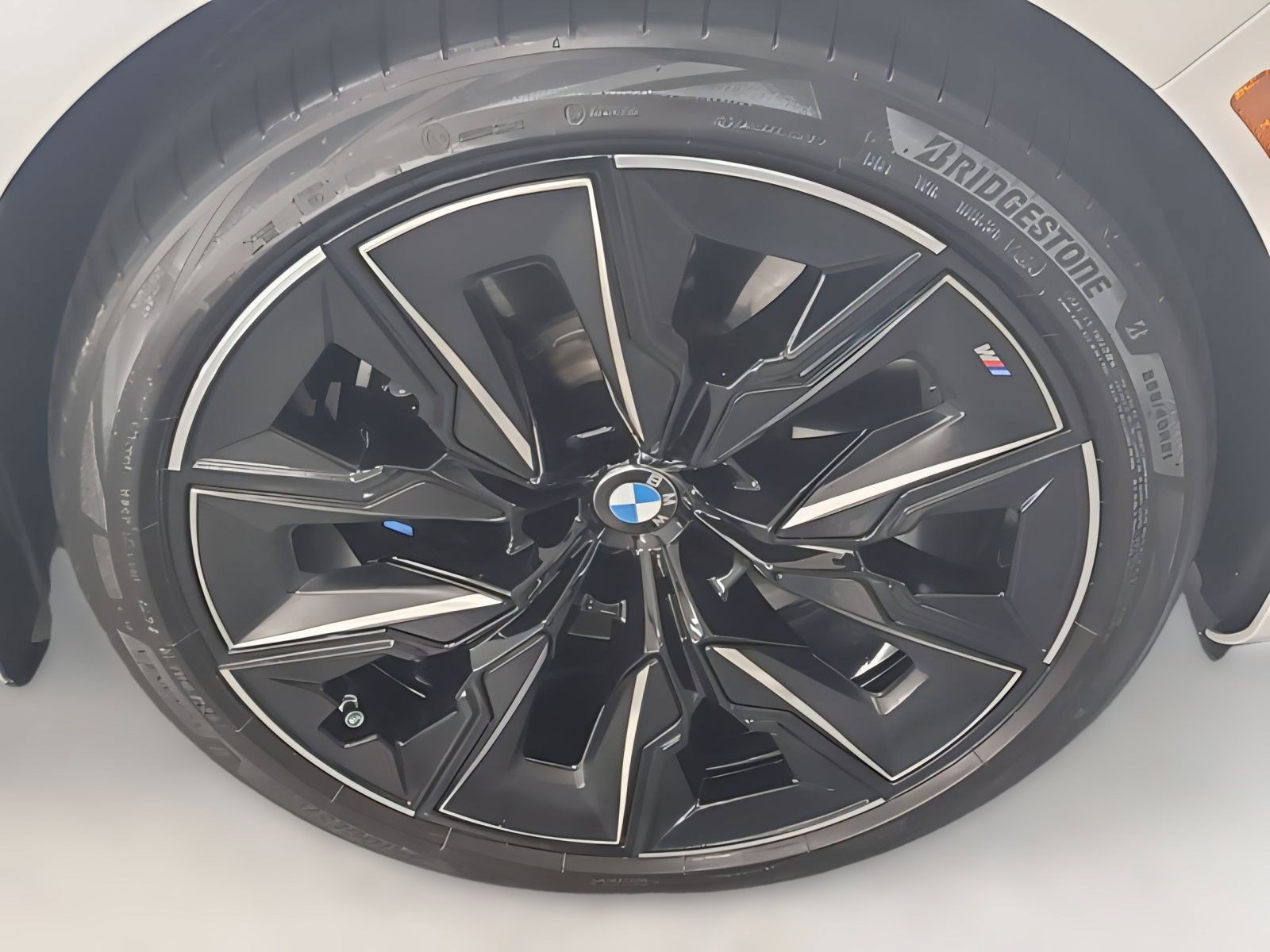 Used 2025 BMW 760i xDrive w/ Executive Package image 8