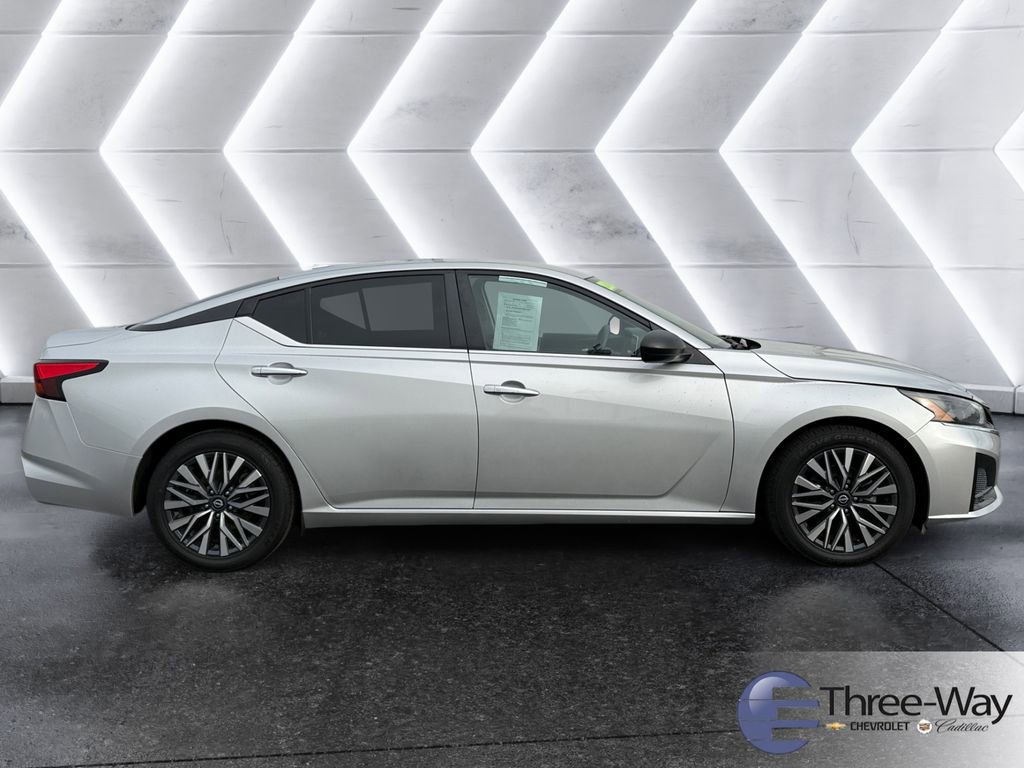 Used 2024 Nissan Altima 2.5 SV image 6