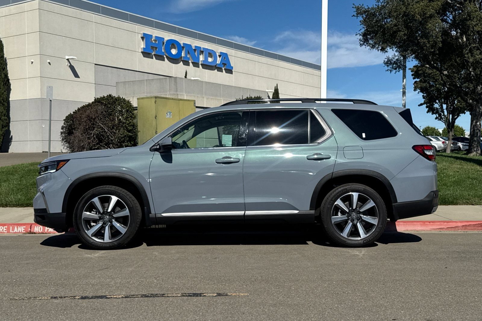 Used 2025 Honda Pilot Touring image 7