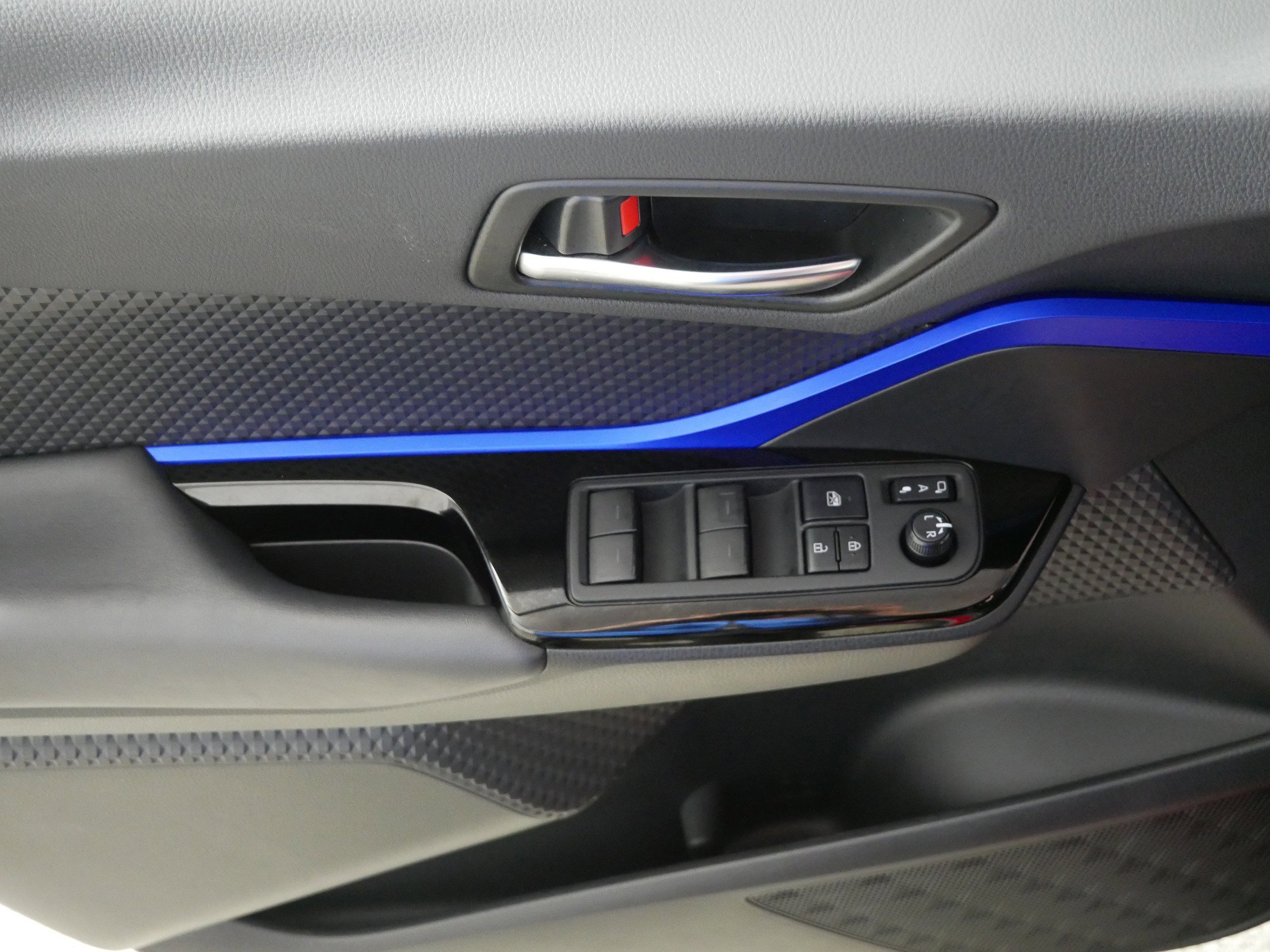 Used 2020 Toyota C-HR XLE FWD image 19