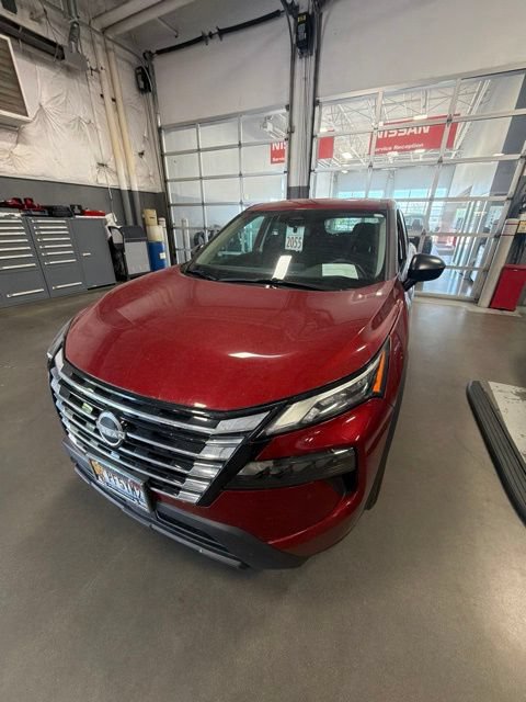 Used 2025 Nissan Rogue S AWD/4WD image 2