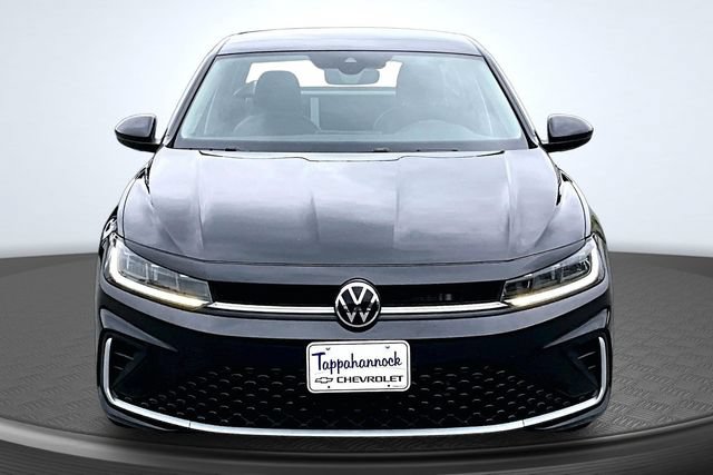 Used 2025 Volkswagen Jetta SE FWD image 2