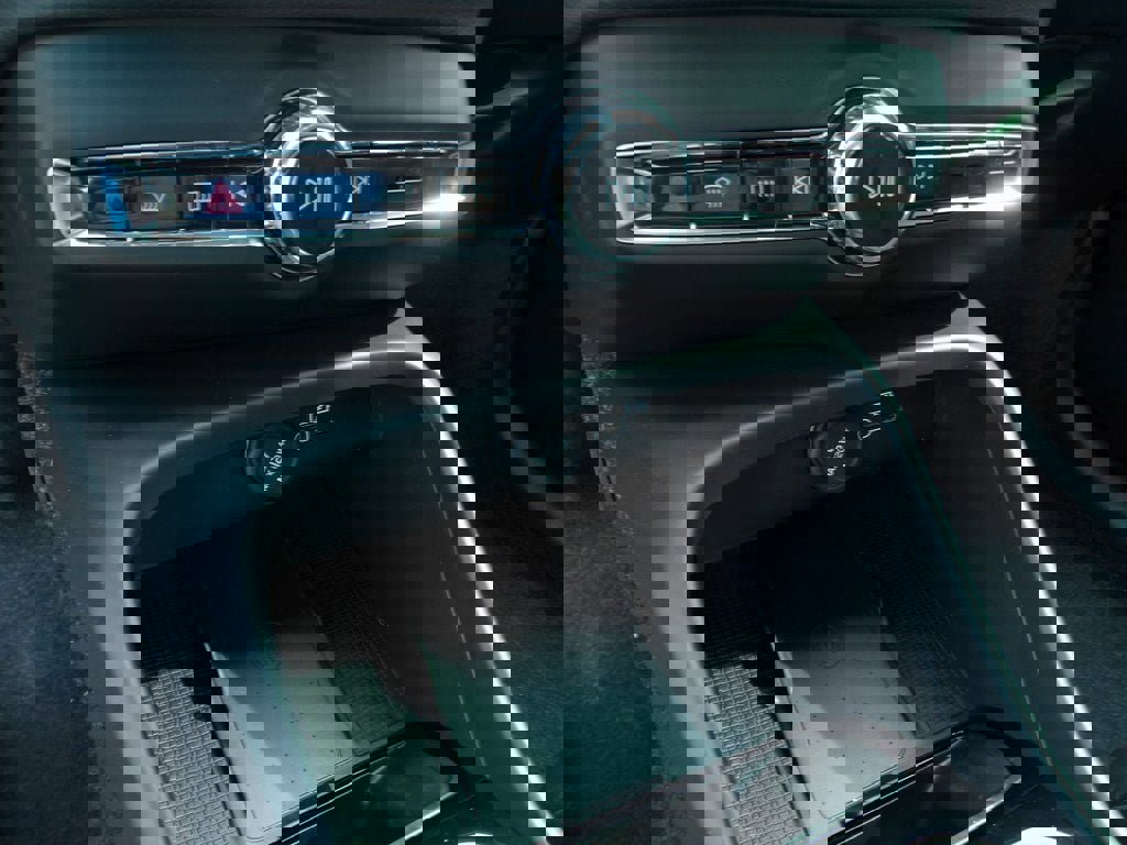 New 2025 Volvo XC40 B5 Plus w/ Climate Package image 25