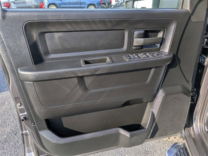 Used 2024 RAM 2500 Tradesman w/ Chrome Appearance Group image 17