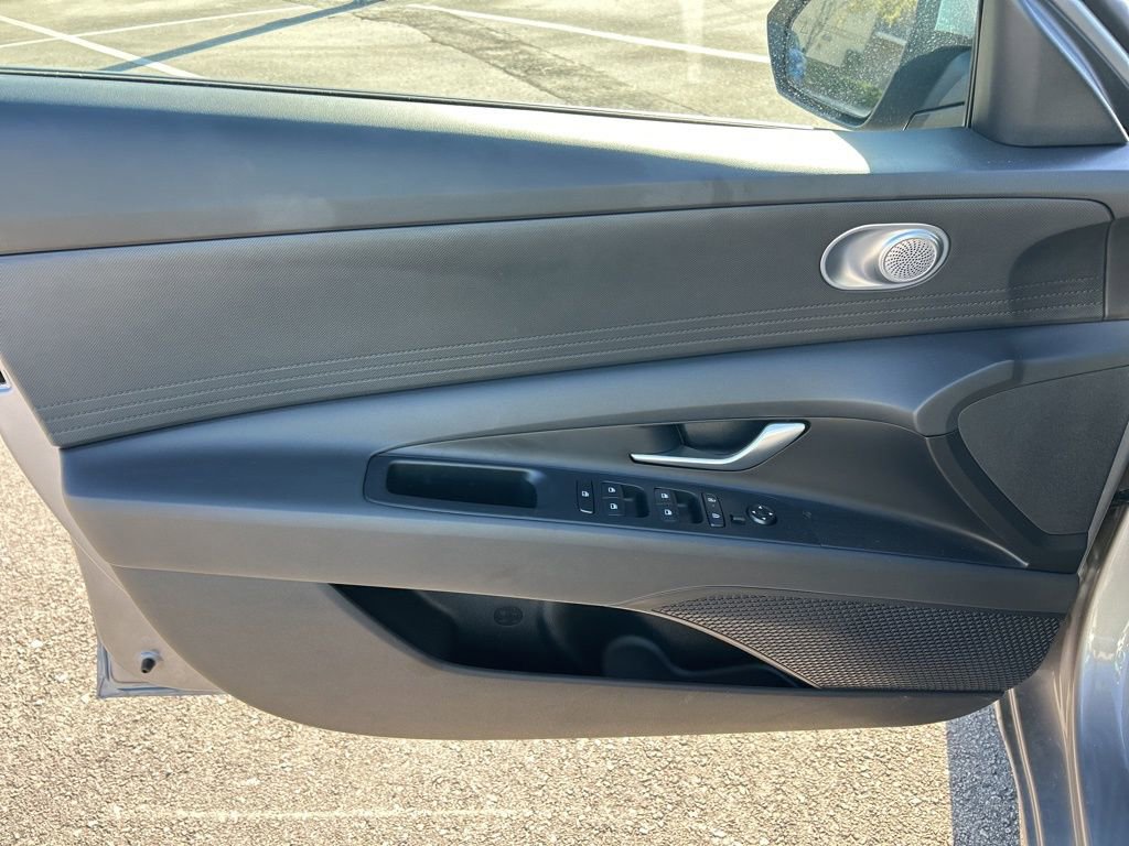 Used 2025 Hyundai Elantra SE image 17