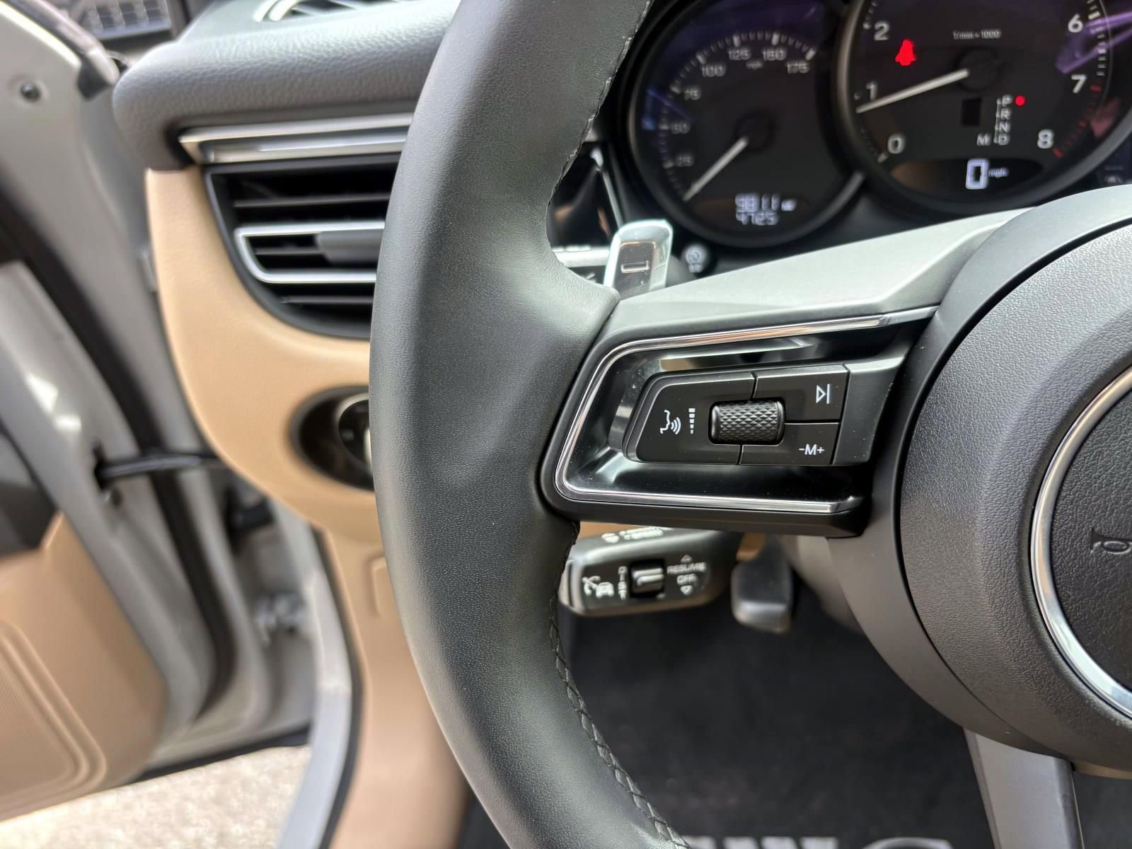 Used 2025 Porsche Macan image 27