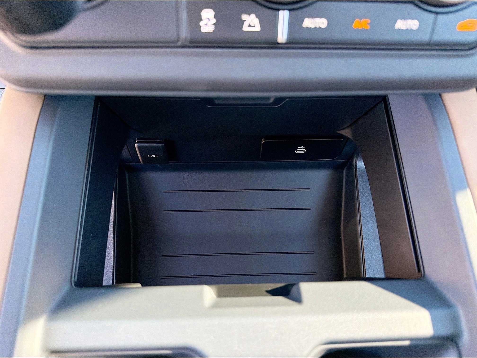 New 2026 Land Rover Defender 110 X-Dynamic SE image 29