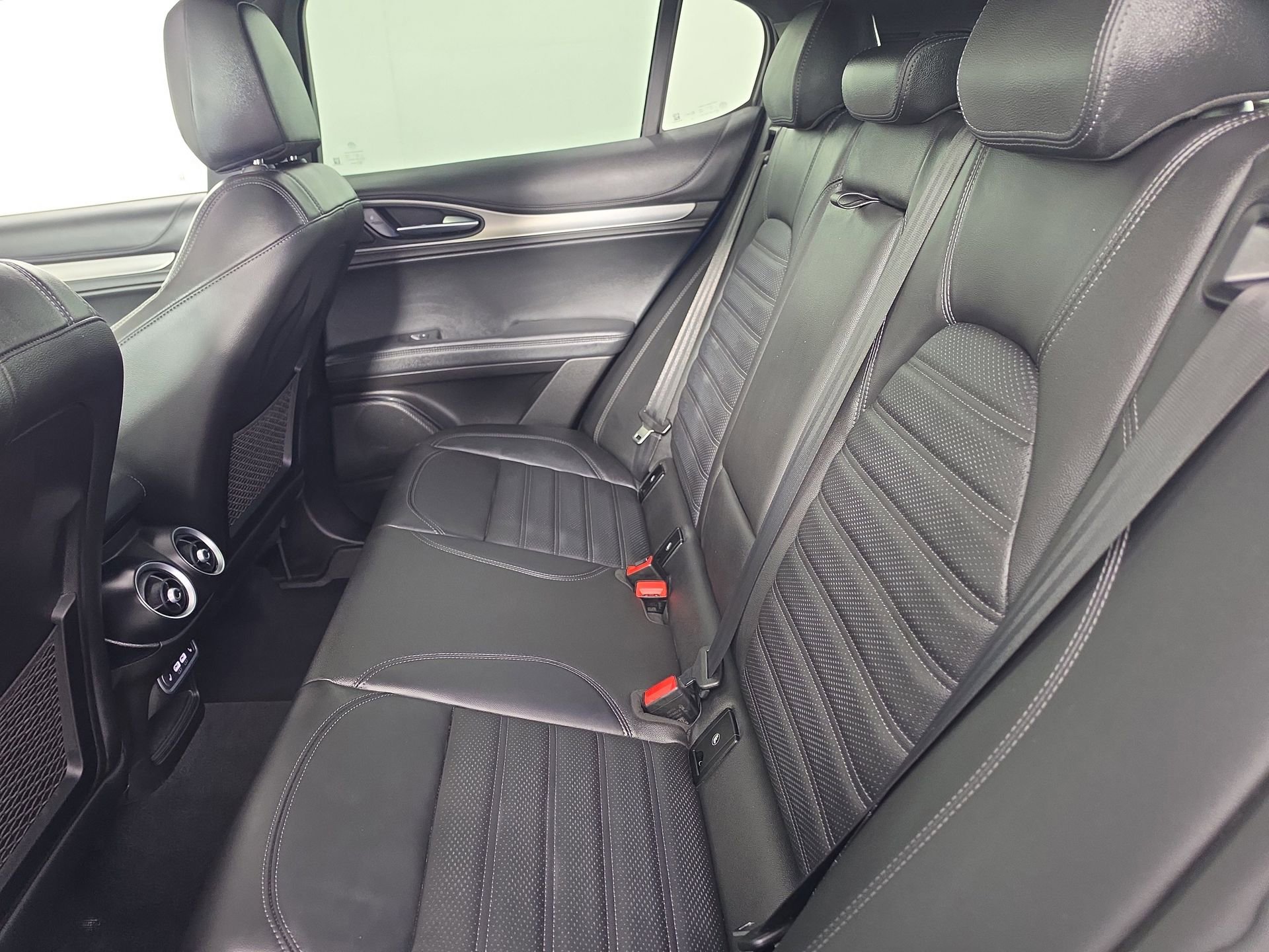 Used 2024 Alfa Romeo Stelvio Veloce AWD/4WD image 40