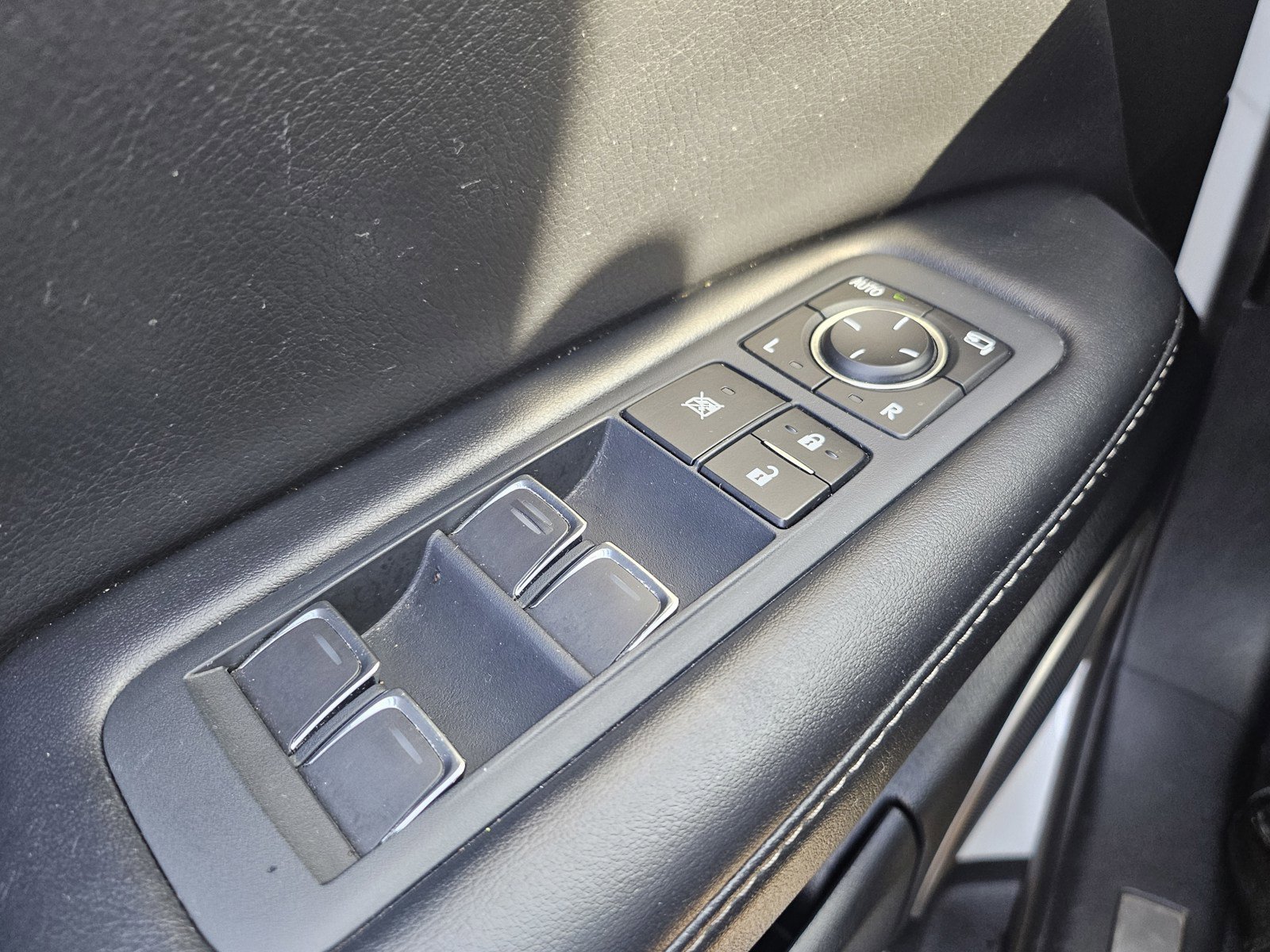 Used 2021 Lexus RX 350L Luxury w/ Cold Weather Package (CT) AWD/4WD image 15
