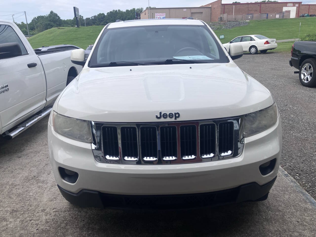 Used 2012 Jeep Grand Cherokee Laredo AWD/4WD image 2