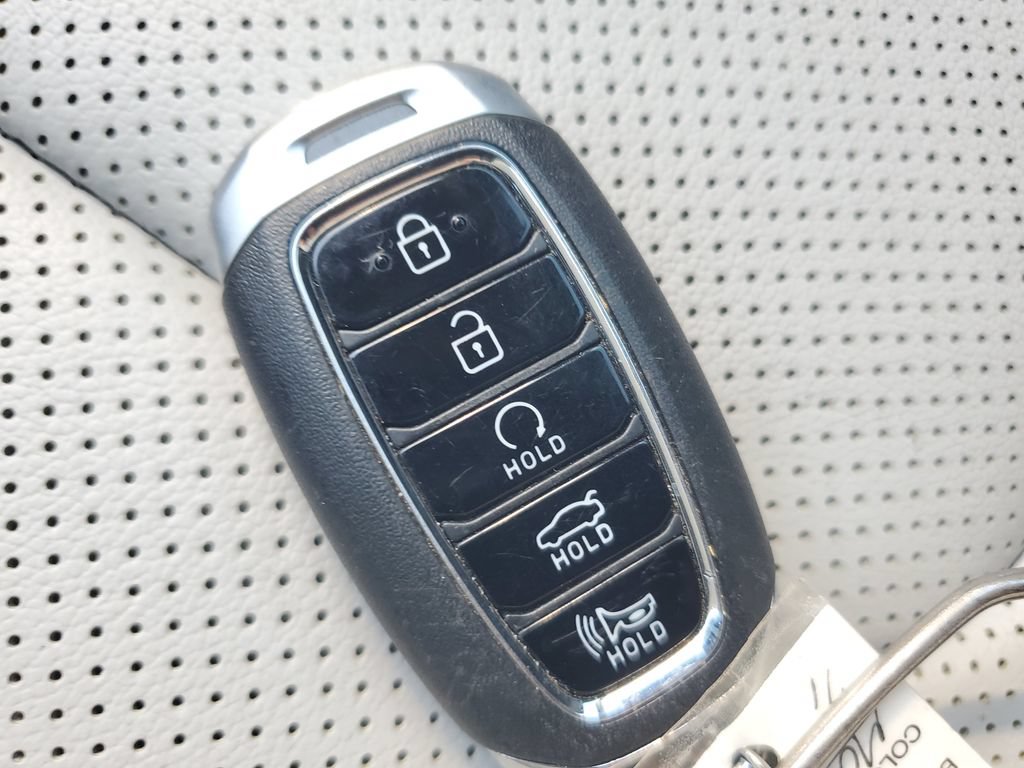 Used 2021 Hyundai Elantra Limited FWD image 29