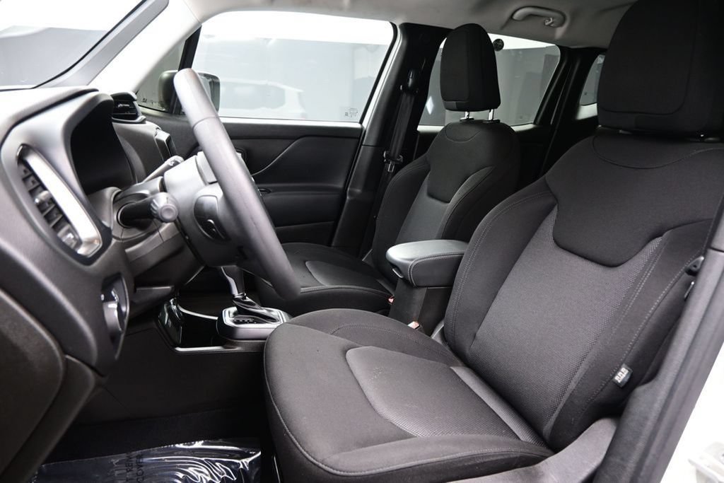 Used 2023 Jeep Renegade Latitude AWD/4WD image 9