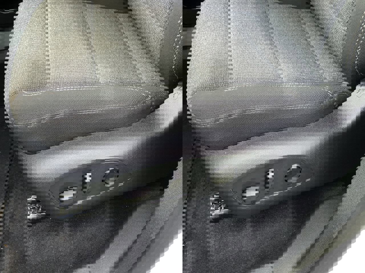 Used 2025 GMC Acadia Elevation image 16