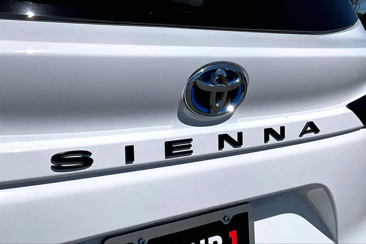 Used 2024 Toyota Sienna LE FWD image 30
