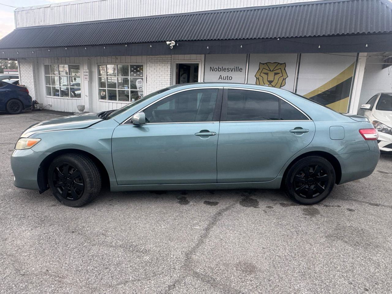 Used 2011 Toyota Camry LE FWD image 2