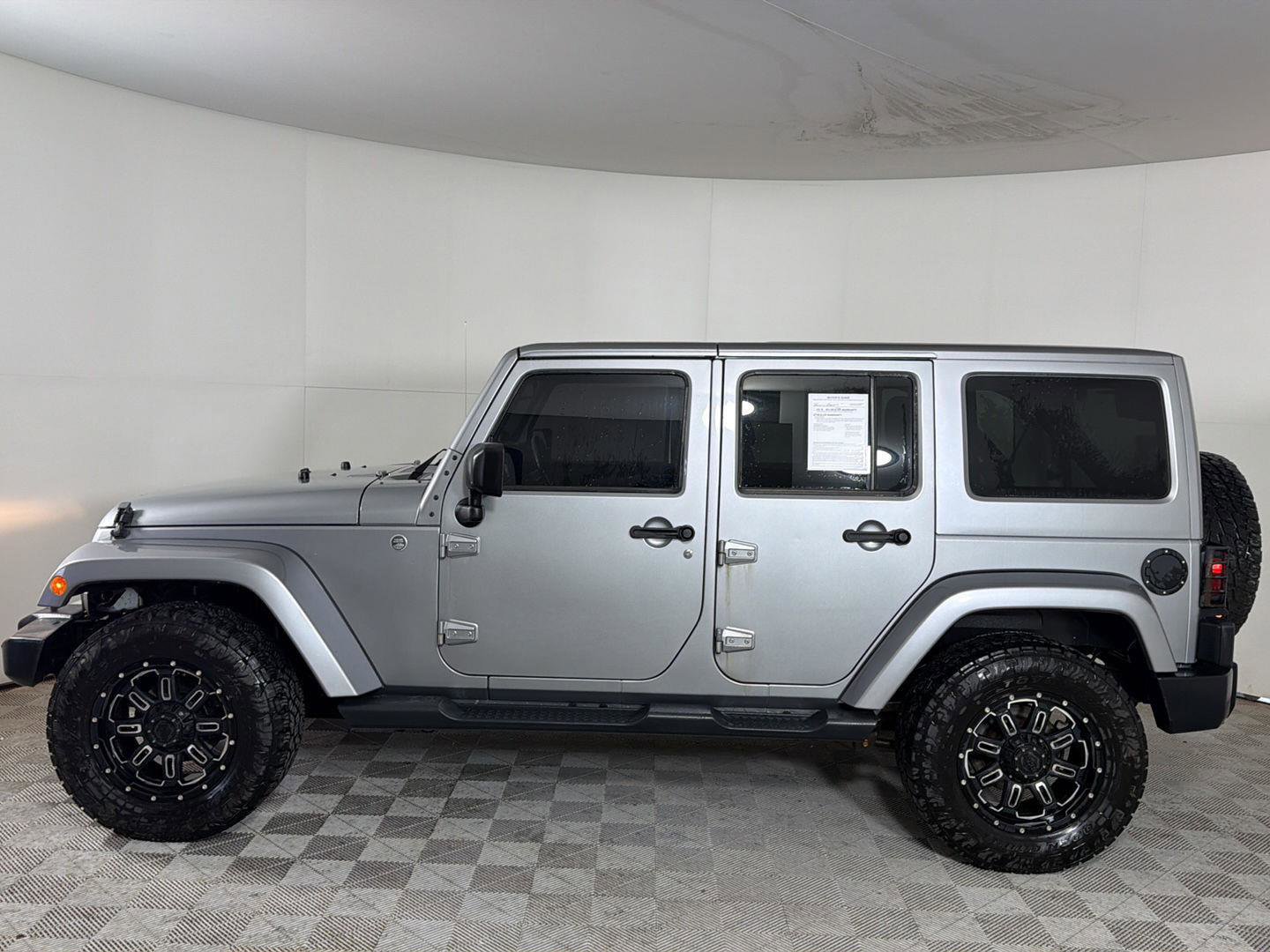 Used 2014 Jeep Wrangler Unlimited Sahara w/ Connectivity Group AWD/4WD image 3
