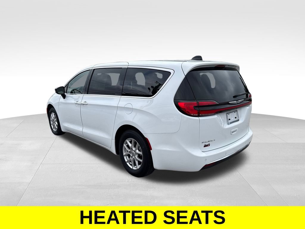 Used 2024 Chrysler Pacifica Touring-L FWD image 4