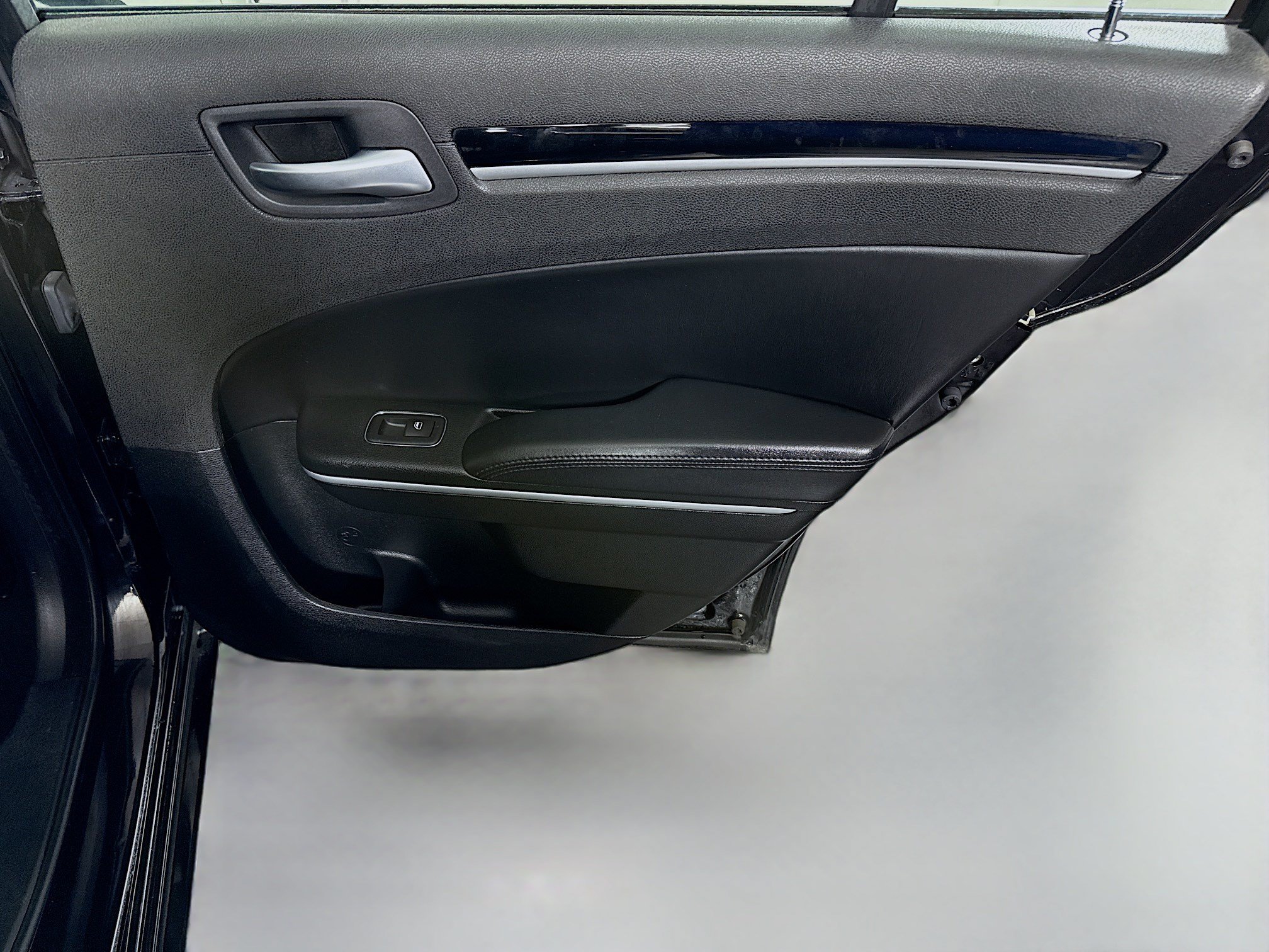 Used 2023 Chrysler 300 Touring w/ Safetytec Plus Group RWD image 28