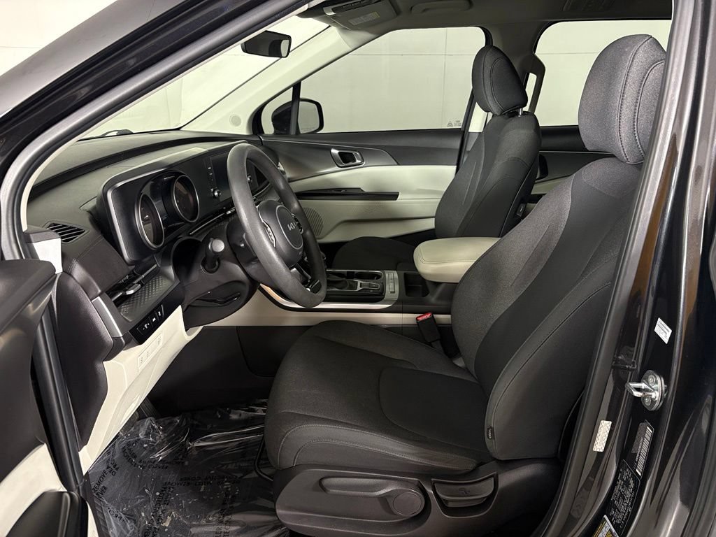 Used 2022 Kia Carnival LX FWD image 16