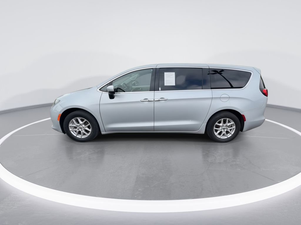 Used 2022 Chrysler Voyager LX FWD image 5